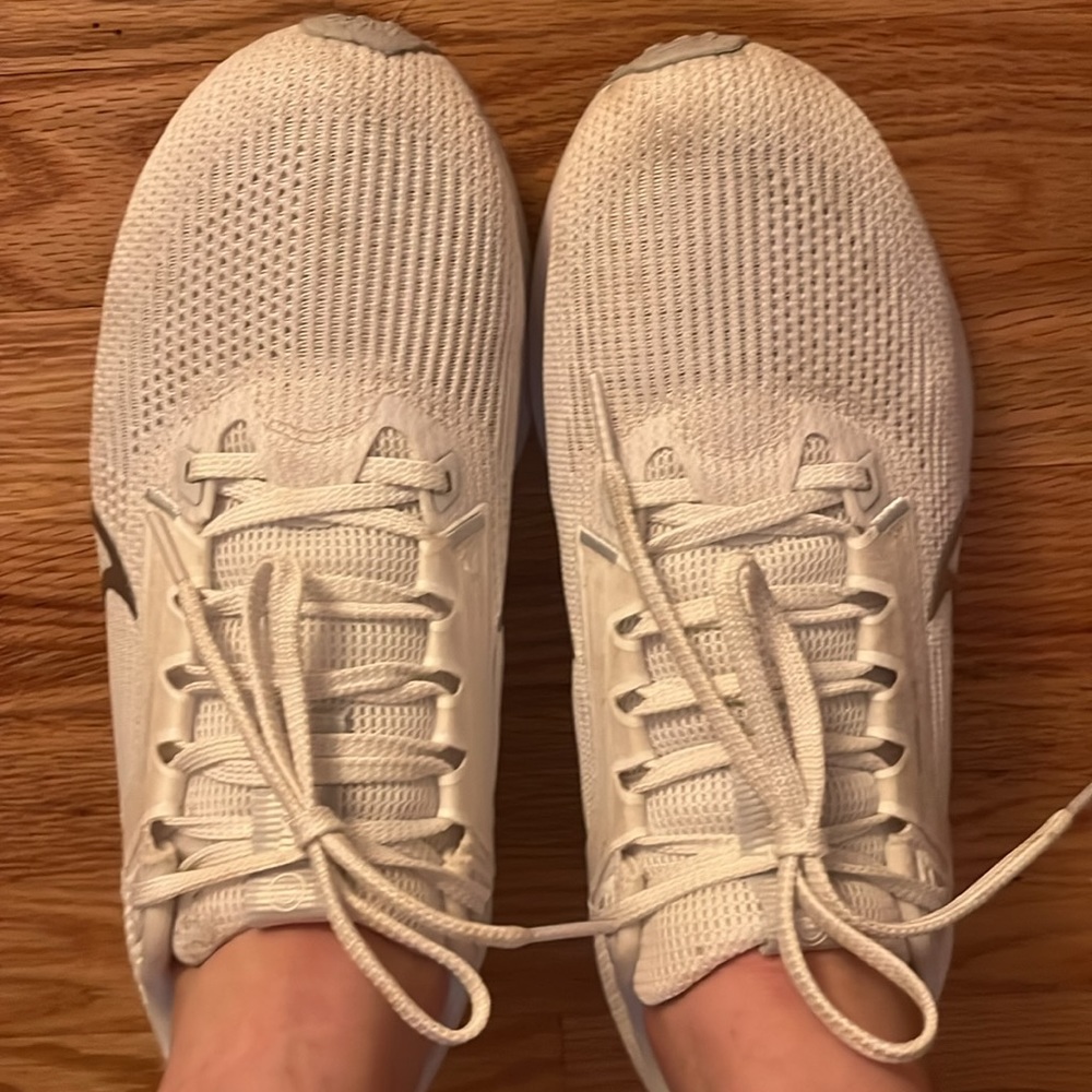 Men’s size 8; women’s size 9.5 Nike Pegasus sneaker